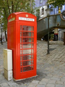 Die 2013 erneuerte englische Telefonzelle.